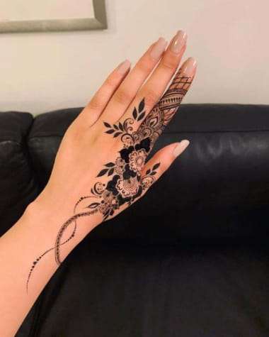 Close up of Henna Tattoo (Mehndi) on palms Stock Photo - Alamy